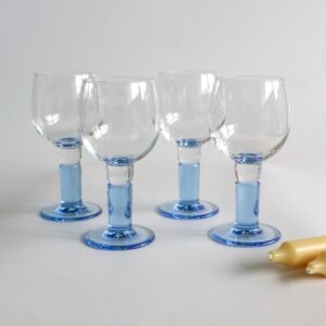 Set van vier Bormioli Rocco wijnglazen met lichtblauw gekleurde voet en stengel, klassiek vintage design.