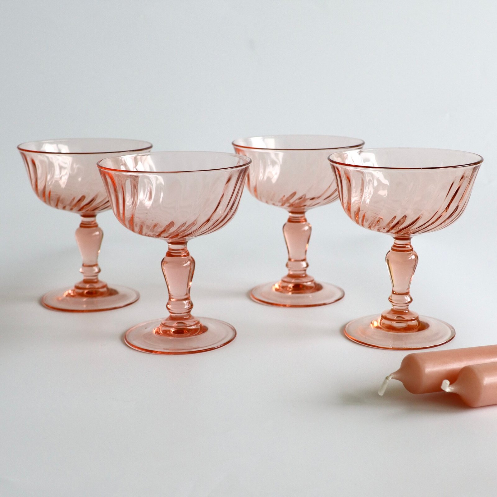 Vier roze glazen coupeglazen van Luminarc France Rosaline met geribbelde schaal en voetje, vintage serviesgoed.