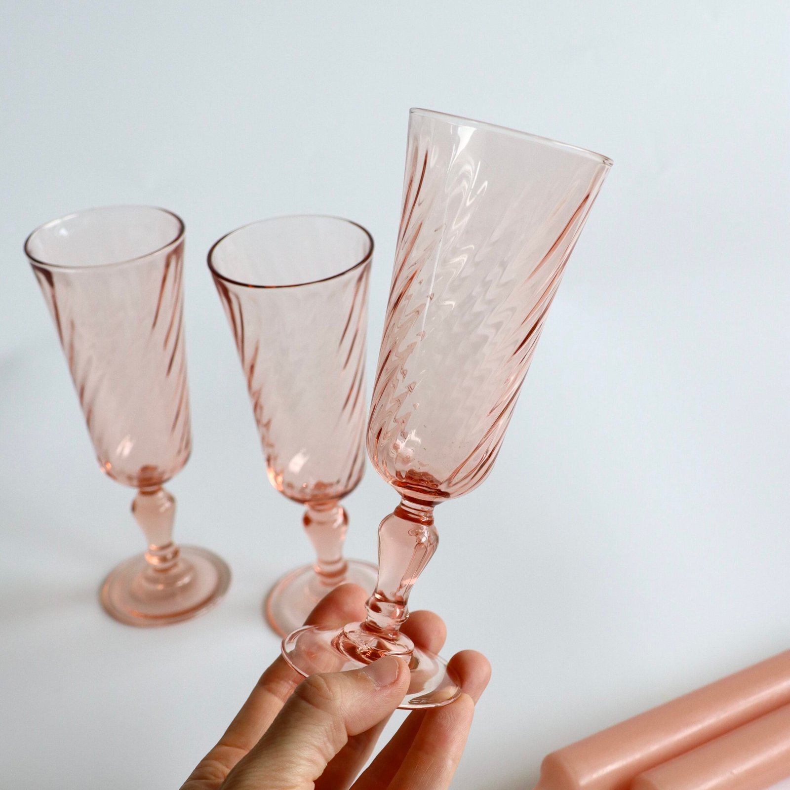 Luminarc Rosaline champagneglas in hand met zichtbare hoogte van ongeveer 16,5 cm en swirl motief.
