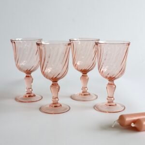 Set van vier vintage Luminarc Rosaline wijnglazen in roze glas met spiraalpatroon en elegante voet.