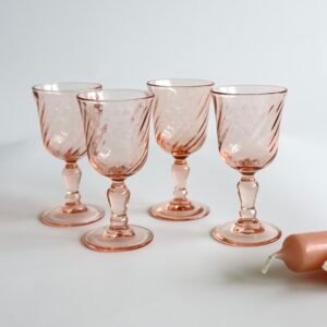 Set van vier roze Luminarc France Rosaline borrelglazen met golvend motief op voet.