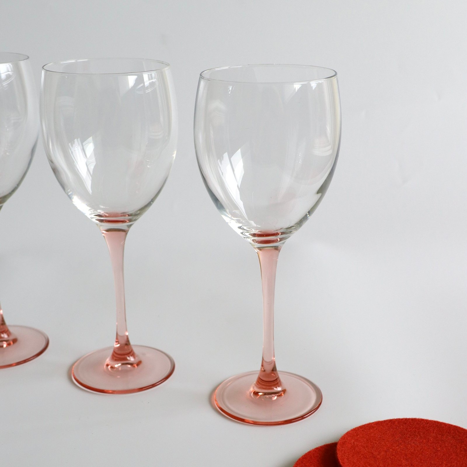 Twee Luminarc France wijnglazen Rose met roze voet en stengel, detail close-up.