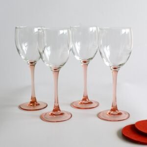 Set van vier Luminarc wijnglazen met roze glazen voet en stengel, helder glas bovenkant.