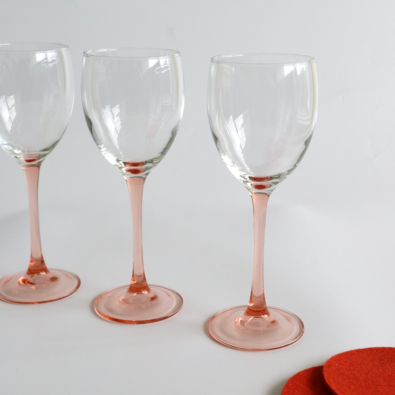 Drie Luminarc France wijnglazen Rose met roze voet en stengel, zij-aanzicht.