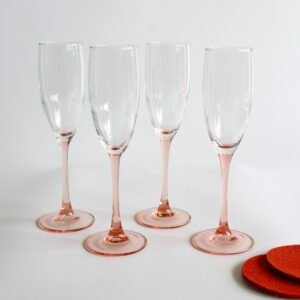 Set van vier Luminarc champagneglazen met roze gekleurde voet en stengel, helder glas met elegante vorm.