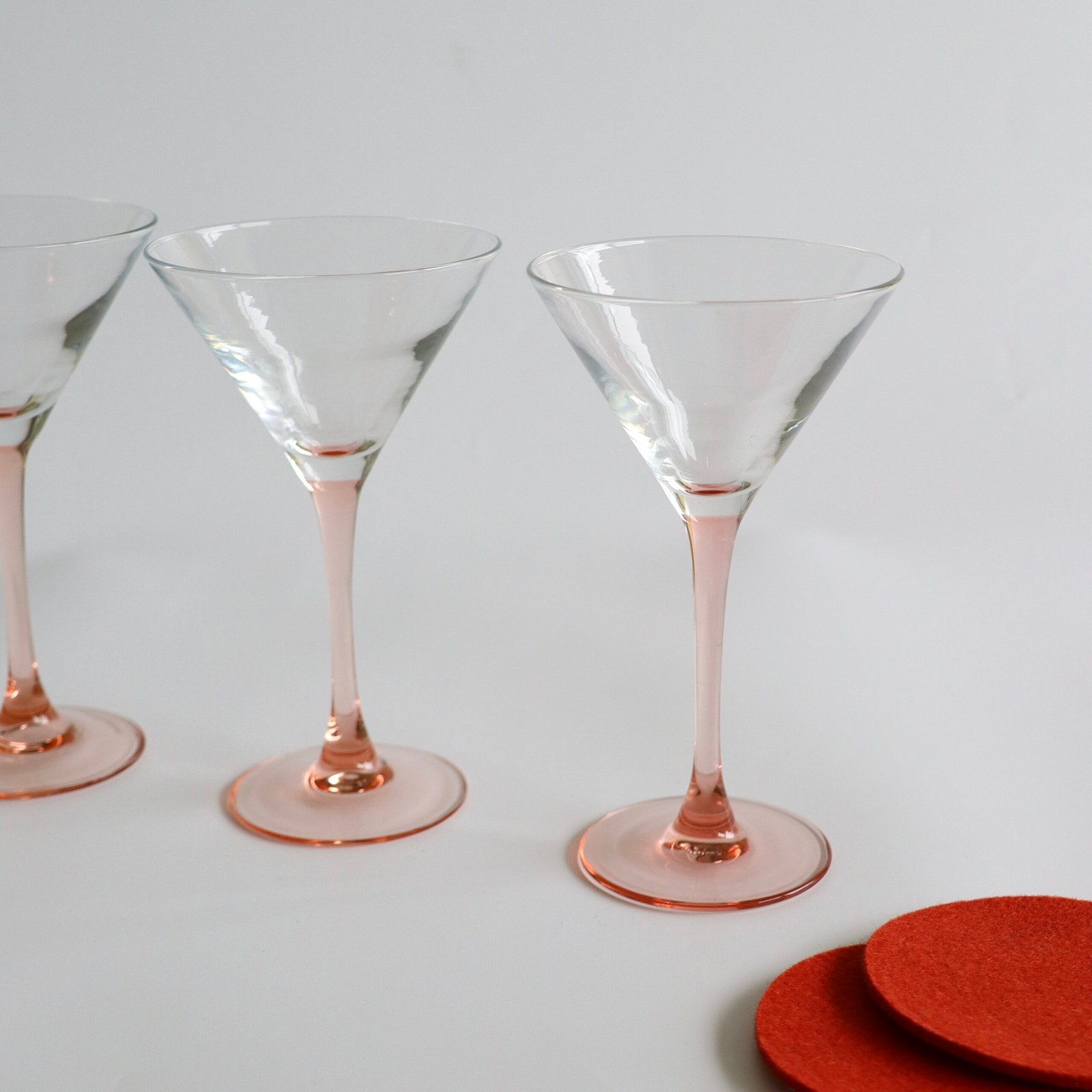 Detail van twee Luminarc France martiniglazen met roze voetje, frontaal gezien.