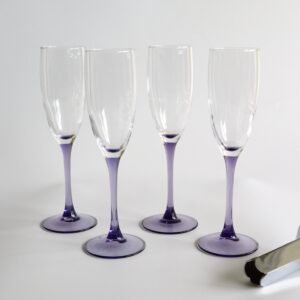 Set van vier Luminarc champagneglazen met lila gekleurde voet en stengel, helder glas.