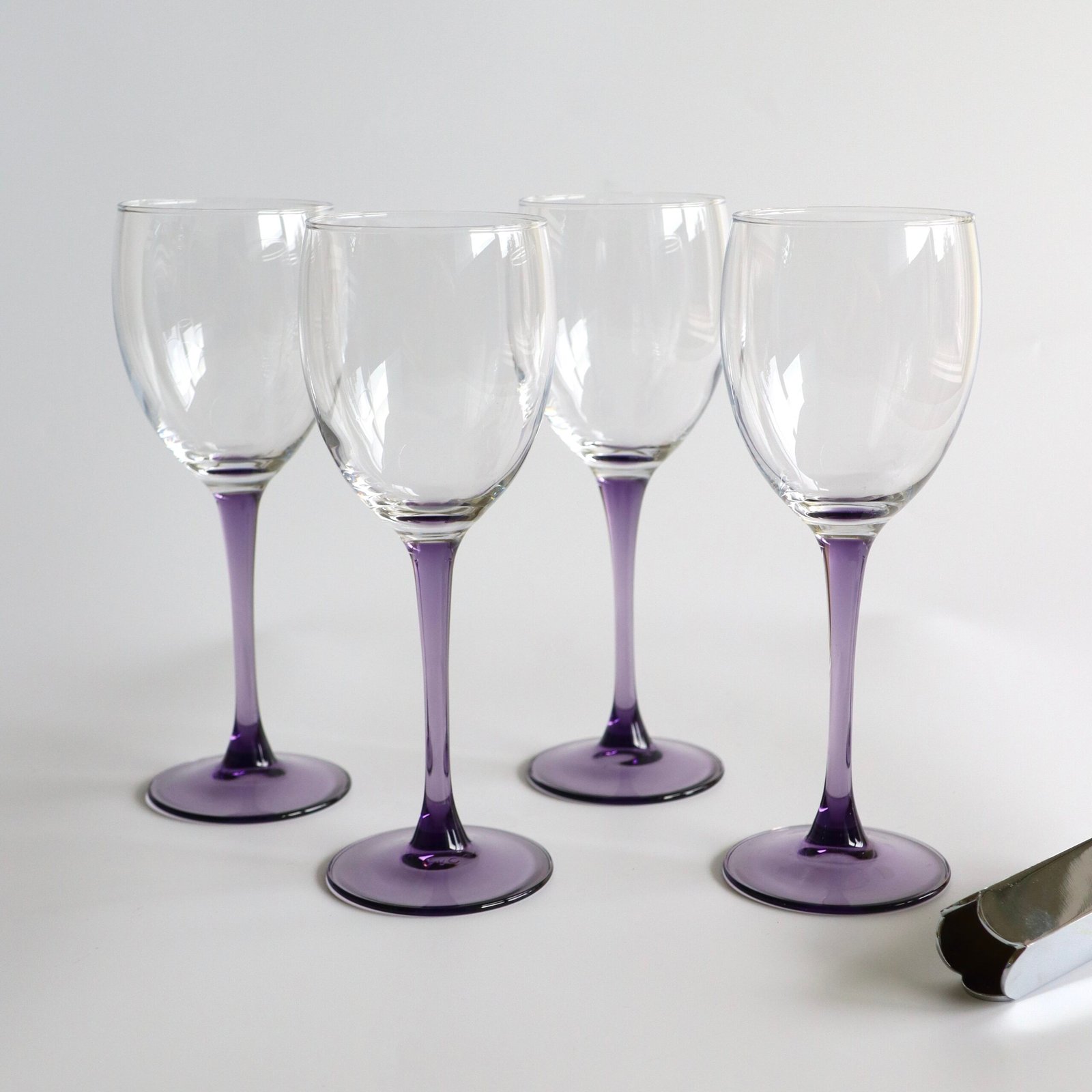 Set van vier Luminarc wijnglazen met lila gekleurde voet en stengel, klassiek design van Franse glasfabrikant.
